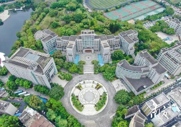 广东工业大学中专可以读吗